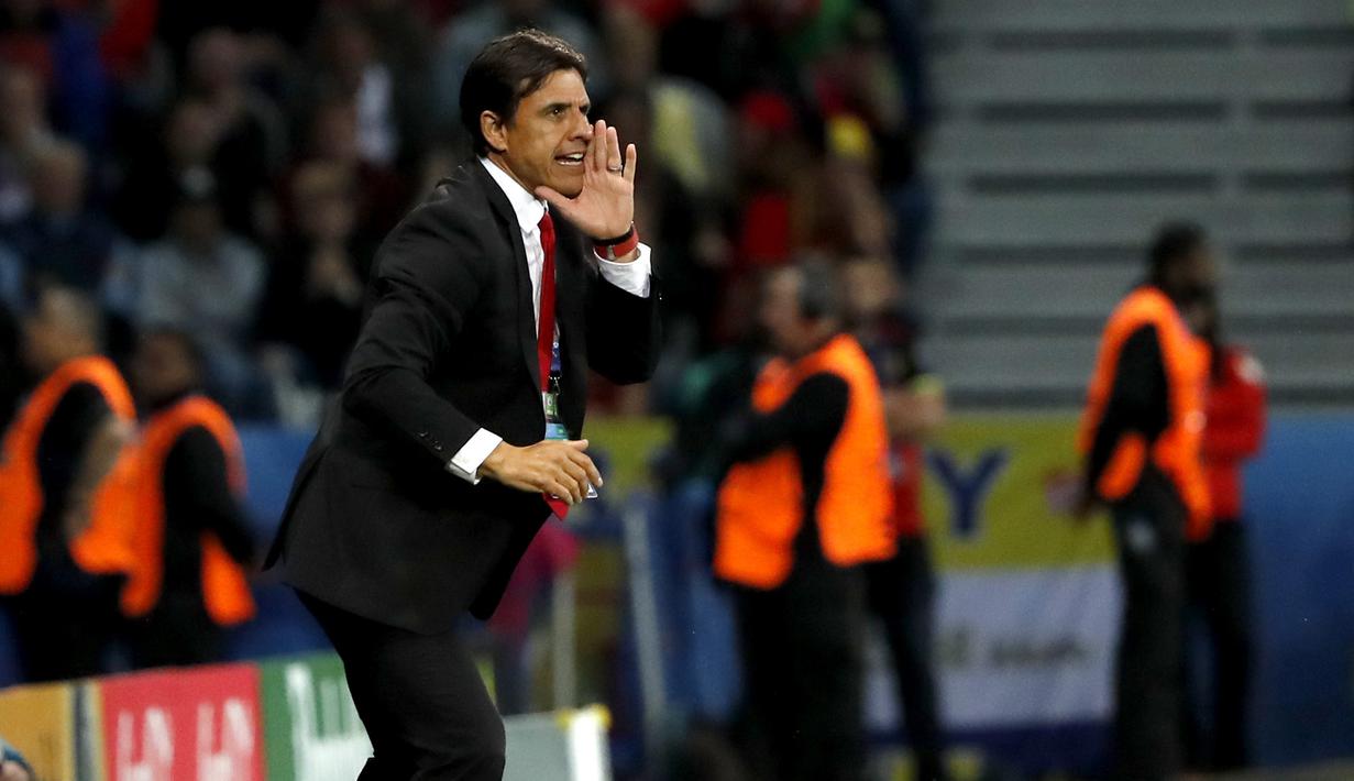 Pelatih Wales, Chris Coleman memberikan instruksi kepada pemainnya saat melawan Belgia pada perempat final Piala Eropa di Stade Pierre-Mauroy, Lille, Prancis, Sabtu (2/7/2016) dini hari WIB. (EPA/Abedin Taherkenareh)