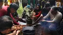 Aktivis dan akademisi menanam pohon  saat kegiatan Sedekah Hutan Universitas Indonesia di Hutan UI, Depok, Jawa Barat, Sabtu (03/06/2023). (merdeka.com/Arie Basuki)