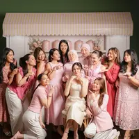 Pilihan warna ini bukan tanpa alasan, selain mengikuti tema acara, juga menjadi simbol keseragaman mereka sebagai calon bridesmaid. [@rollpotraits].