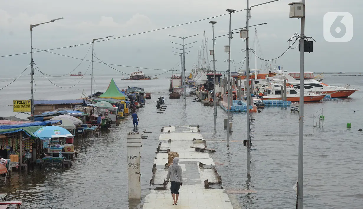 Aktivitas di dermaga pelabuhan kali Adem, Muara Angke, Jakarta, Kamis (31/12/2020). Badan Meteorologi Klimatologi dan Geofisika (BMKG) mengeluarkan peringatan dini kepada warga pesisir Jakarta untuk antisipasi banjir dan rob di malam pergantian Tahun Baru 2021. (merdeka.com/Imam Buhori)
