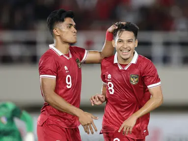 Pemain Timnas Indonesia U-23, Ramadhan Sananta (kiri) memberikan selamat kepada rekan satu timnya, Witan Sulaeman, setelah mencetak gol ke gawang Timnas Chinese Taipe U-23 dalam pertandingan Grup K Kualifikasi Piala Asia U-23 2024 yang berlangsung di Stadion Manahan, Solo, Sabtu (9/9/2023). (Bola.com/Arief Bagus Prasetiyo)