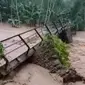 Jembatan yang menghubungkan dua dusun yaitu Dusun  Jambewangi dan Dusun Sumberadai rusak akibat  diterjang banjir. (Istimewa)