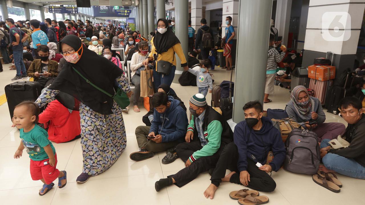 Hiruk Pikuk Stasiun Pasar Senen Jelang Pelarangan Mudik Lebaran 2021