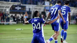 Selebrasi penyerang Persib Bandung, Uilliam Barros (94), setelah menjebol gawang Arema FC pada menit ke-23 dalam laga Grup A Piala Presiden 2026 di Stadion Si Jalak Harupat, Soreang, Kabupaten Bandung, Sabtu (25/7/2026) malam. Gol Barros yang tercipta setelah menerima umpan silang Berguinho menjadi satu-satunya gol sekaligus membawa Maung Bandung meraih kemenangan 1-0. (Bola.com/Erwin Snaz)