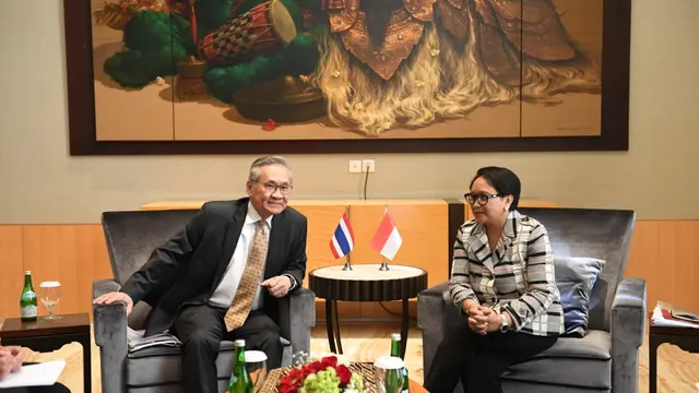 Menteri Luar Negeri Thailand Don Pramudwinai (kiri) dan Menteri Luar Negeri Indonesia Retno Marsudi bertemu dalam agenda Joint Commission Meeting di Yogyakarta, 6 Juli 2018. (Liputan6.com/Happy Ferdian)