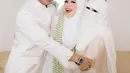 Saat akad nikah, Umi Pipik tampil dengan dress lace, kerudung, dan cadar off white. . [@antzranger]