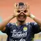 Selebrasi pemain Persib Bandung, Robi Darwis, setelah menjebol gawang Dewa United dalam pertandingan pekan ke-31 BRI Liga 1 2022/2023 melawan Dewa United yang berlangsung di stadion Pakansari, Cibinong, Senin (20/3/2023). (Bola.com/Ikhwan Yanuar)