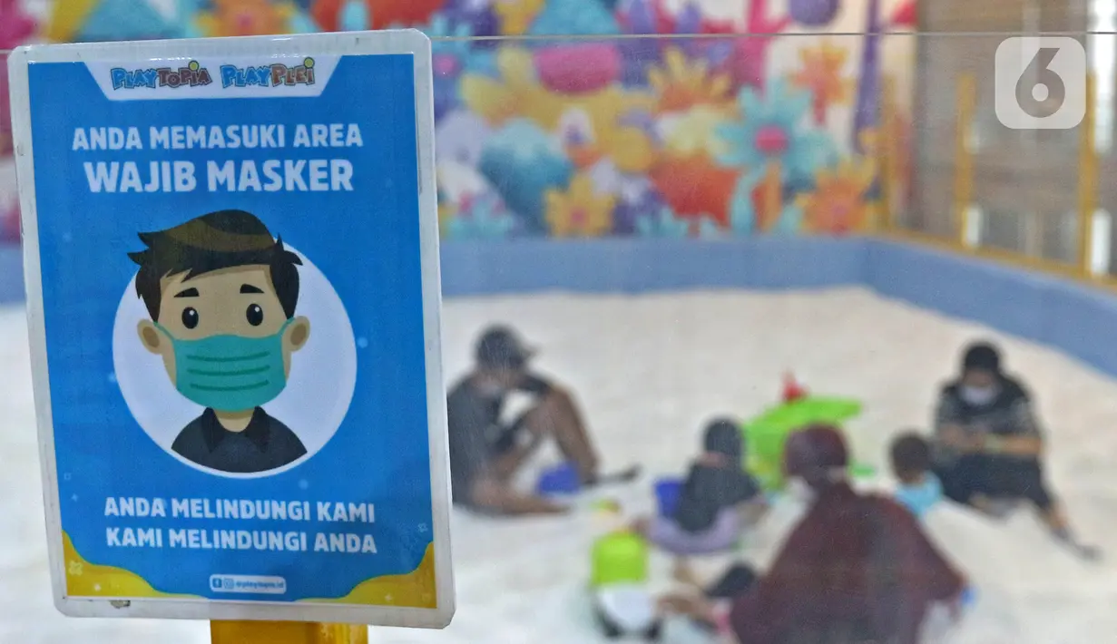 Pemberitahuan wajib masker terpasang di wahana permainan Lotte Shopping Avenue, Jakarta, Rabu (20/10/2021). Tempat permainan anak di pusat perbelanjaan atau mal sudah mulai bisa beroperasi di masa PPKM level 2. (Liputan6.com/Herman Zakharia)