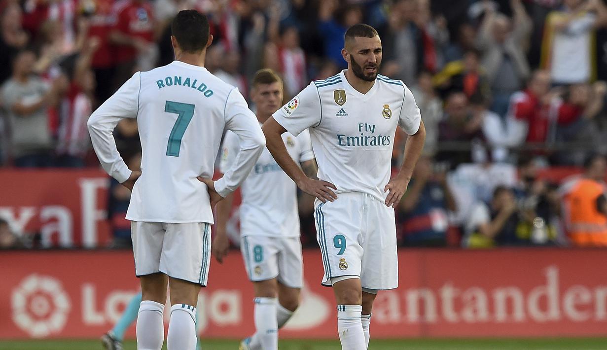 Ekspresi kecewa para pemain Real Madrid usai gawangnya kebobolan dari Girona pada lanjutan La Liga Santander di Municipal de Montilivi stadium, Girona , (29/10/2017). Madrid kalah 1-2. (AFP/Josep Lago)