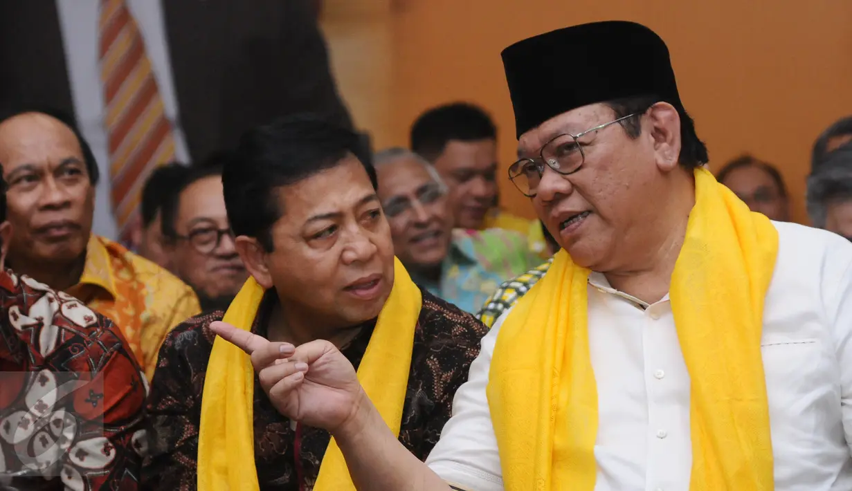Ketua Dewan Pakar Golkar, Agung Laksono (kanan) berbincang dengan Ketua Umum Partai Golkar, Setya Novanto saat syukuran ulang tahun di Jakarta, Minggu (26/3). Acara juga dihadiri Cagub DKI Jakarta Basuki Tjahaja Purnama. (Liputan6.com/Helmi Fithriansyah)