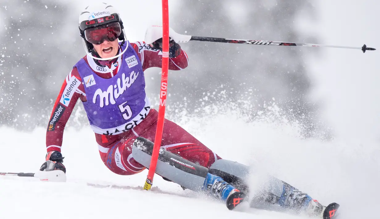 Nina Loeseth saat beraksi di nomor Slalom dalam Piala Dunia Ski di resort ski Jasna, Liptovsky Mikulas, Slovakia, (6/3/2016). (AFP/Joe Klamar)