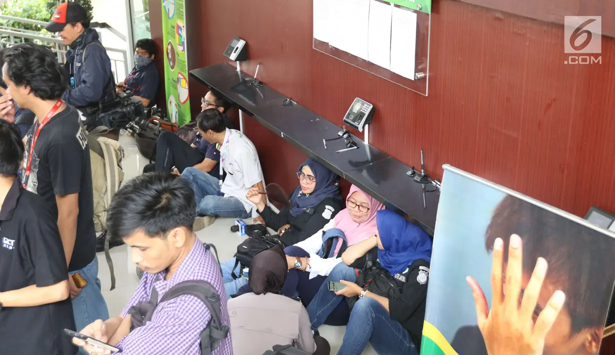 Para awak media menunggu di luar ruang sidang dengan terdakwa terorisme, Aman Abdurrahman di PN Jakarta Selatan, Jumat (22/6). Sesuai peraturan dibacakan hakim, awak media akan dipersilakan masuk kembali saat pembacaan vonis. (Liputan6.com/Angga Yuniar)