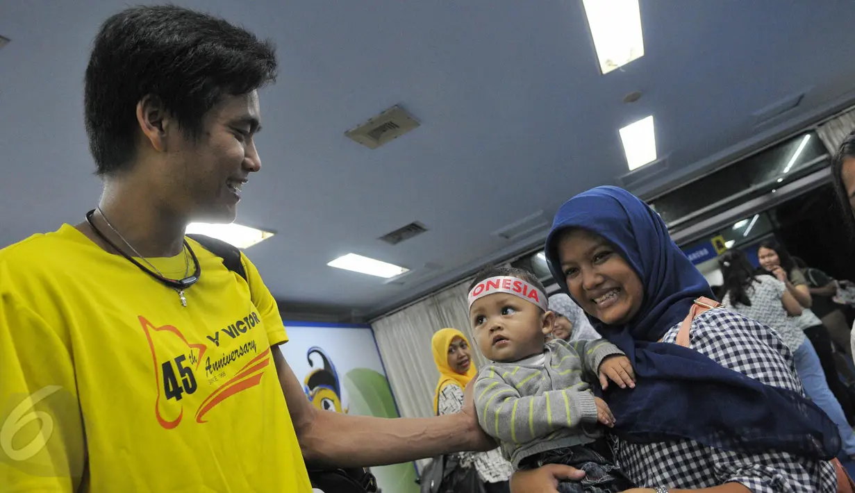 Hendra Setiawan menyapa penggemarnya saat melakukan latihan dan uji coba lapangan jelang turnamen bulu tangkis BCA Indonesia Open Superseries Premier 2015 di Istora Senayan, Jakarta, Senin (1/6/2015). (Liputan6.com/Herman Zakharia)