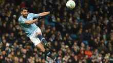 Gelandang Manchester City, Riyad Mahrez menendang bola saat melawan Burton Albion pada laga leg pertama semifinal Piala Liga Inggris di Stadion Etihad, Kamis (10/1). Manchester City menang telak atas Burton Albion dengan skor 9-0. (Paul ELLIS/AFP)