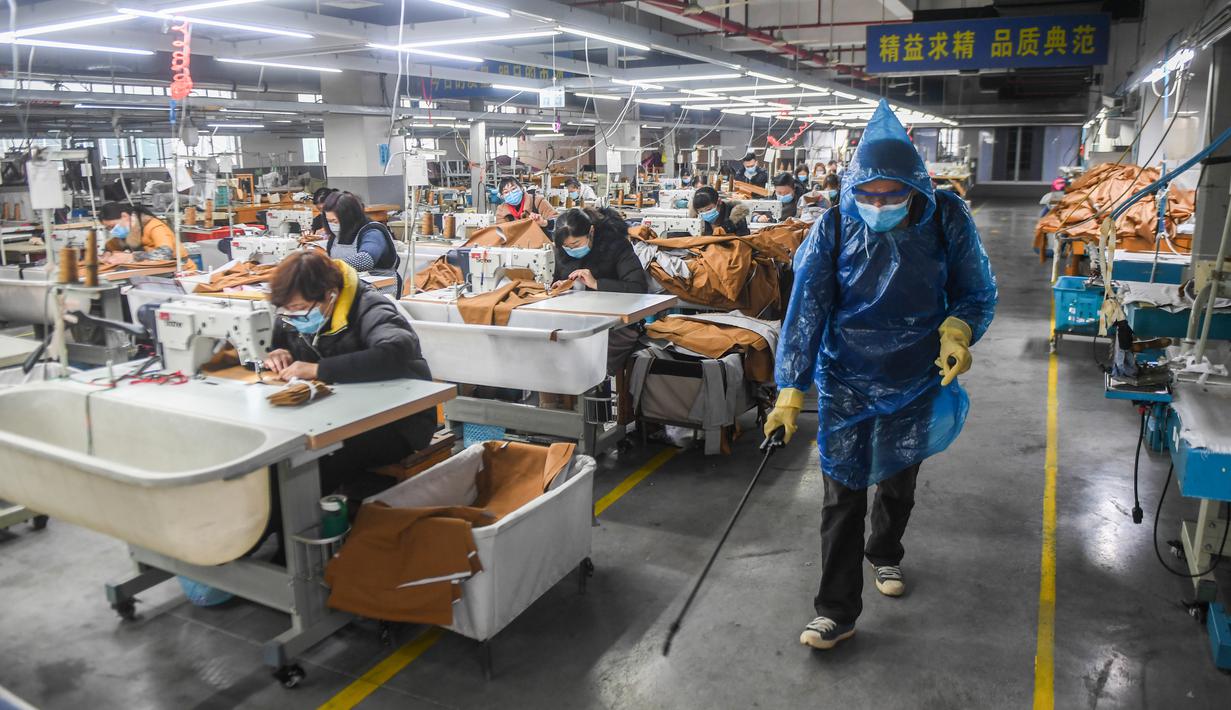 Pekerja menyemprotkan disinfektan di ruang produksi Hangzhou Jiefeng Garments Co. Ltd. di Hangzhou, Provinsi Zhejiang, China, Rabu (12/2/2020). Di bawah arahan dan dukungan otoritas setempat, banyak perusahaan di Zhejiang kembali beroperasi setelah melakukan pencegahan virus corona. (Xinhua/Xu Yu)