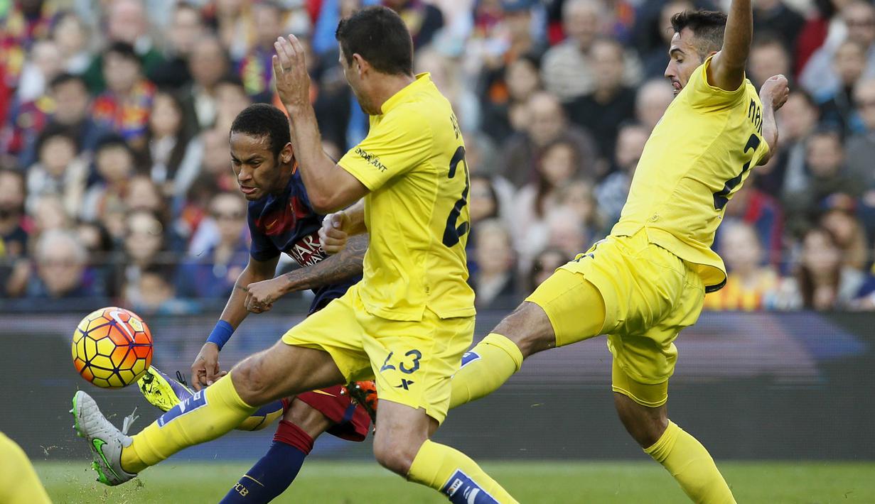Pemain Barcelona Neymar (kiri)  melakukan tembakan saat dhadang para pemain Villarreal pada lanjutan La Liga Spanyol di Stadion Camp Nou, Barcelona, Spanyol, MInggu (8/11/2015). (REUTERS/Albert Gea)