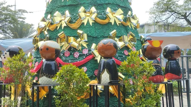 Ornamen khas Betawi menghiasi Gereja Katedral jelang Malam Misa Natal dan Misa Hari Raya Natal 2023.