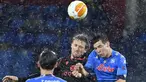Bek Real Sociedad, Nacho Monreal (tengah) dan penyerang Napoli, Hirving Lozano (kanan) melakukan sundulan pada matchday terakhir Grup F Liga Europa di Diego Armando Maradona, Jumat (11/12/2020) dini hari WIB. Napoli bermain imbang 1-1 melawan Real Sociedad. (Alberto PIZZOLI / AFP)