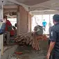 Bangunan ruko di Jalan Rangga Gading, Kelurahan Gudang, Kecamatan Bogor Tengah, Kota Bogor, Jawa Barat yang tengah direnovasi ambruk, Jumat (29/12/2023). Lima orang pekerja terluka dalam insiden ini. (Liputan6.com/Achmad Sudarno)