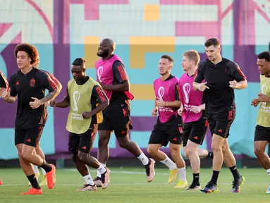 Para pemain Belgia melakukan pemanasan selama sesi latihan tim di Salwa Training Site di Pantai Salwa, Doha pada 30 November 2022. Belgia akan bertanding melawan Kroasia pada grup F Piala Dunia 2022 Qatar di Stadion Ar Rayyan, Qatar, Kamis (1/12) pukul 22.00 WIB. (AFP/Jack Guez)