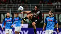 Bek AC Milan, Davide Calabria menendang bola saat bertanding melawan Napoli pada pertandingan lanjutan Liga Serie A Italia di stadion San Siro di Milan, Senin (19/9/2022). Napoli menang tipis atas AC Milan 2-1. (AFP/Miguel Medina)