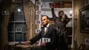 Seorang pembeli melihat koleksi yang dimiliki oleh Museum Hall of Presidents di Gettysburg, Pennsylvania, Sabtu (14/1). Museum yang tutup pada November lalu tersebut menjual hampir seluruh koleksi mereka. (AP Photo/ SEAN SIMMERS)