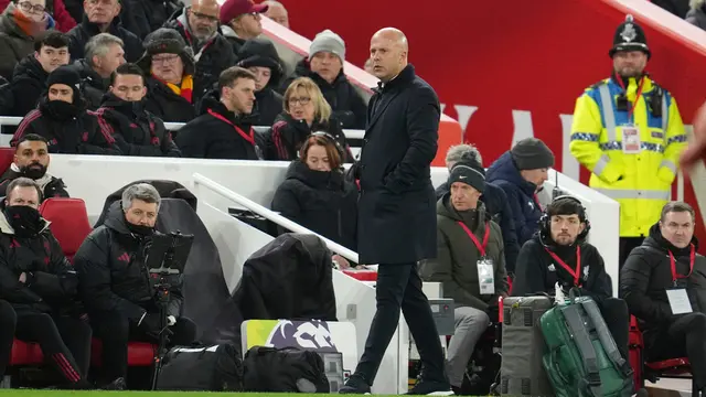 Arne Slot memantau skuad Liverpool di laga kontra Sunderland di pekan ke-14 Premier League 2025/2026 di Anfield, Kamis (04/12/2025). (AP Photo/Jon Super)