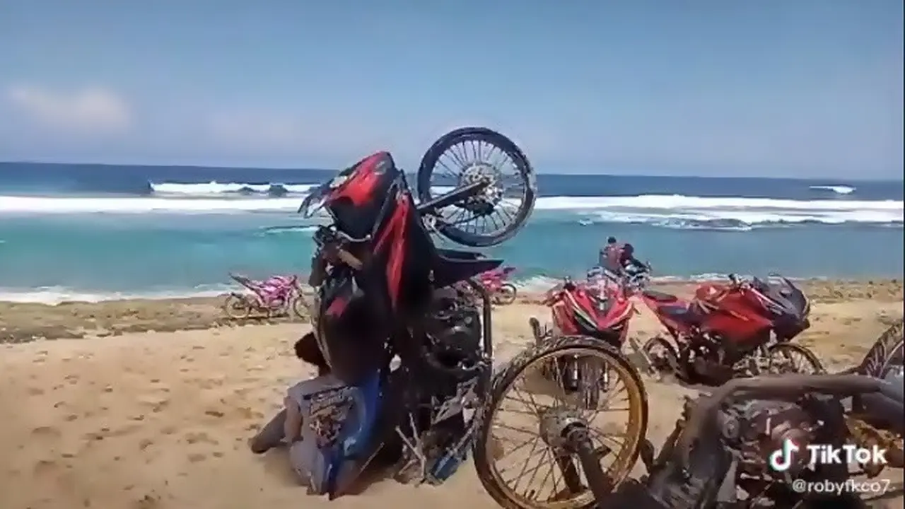 Tanam Kendaraan di Pantai, Liburan Anak Motor Ini Viral
