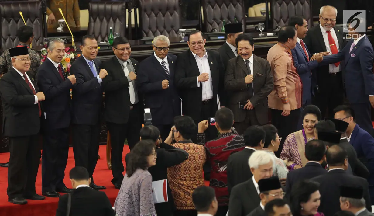 Anggota Parlemen berfoto bersama usai Sidang Paripurna MPR Akhir Masa Jabatan Periode 2014-2019 di Gedung Nusantara Parlemen Senayan, Jakarta, Jumat (29/7/2019). Sidang paripurna ini diikuti seluruh anggota MPR yang terdiri atas anggota DPR dan DPD. (Liputan6.com/HO/Sopi)