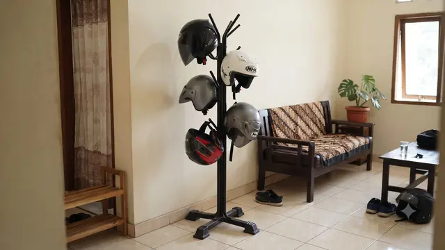 Tempat Menyimpan Helm di Rumah