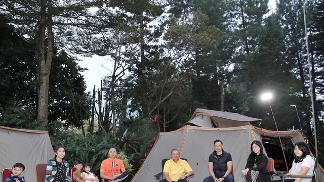 6 Momen Kebersamaan Keluarga SBY, Camping Bareng di Tengah Hutan