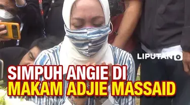 Angelida Sondakh berziarah ke makam sang suami Adjie Massaid di TPU Jeruk Purut Kamis (3/3) siang, tak lama setelah resmi dibebaskan dari lapas Pondok Bambu.