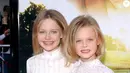Dakota Fanning dan Elle Fanning ternyata memang sudah kompak dari kecil ya! (purepeople.com)