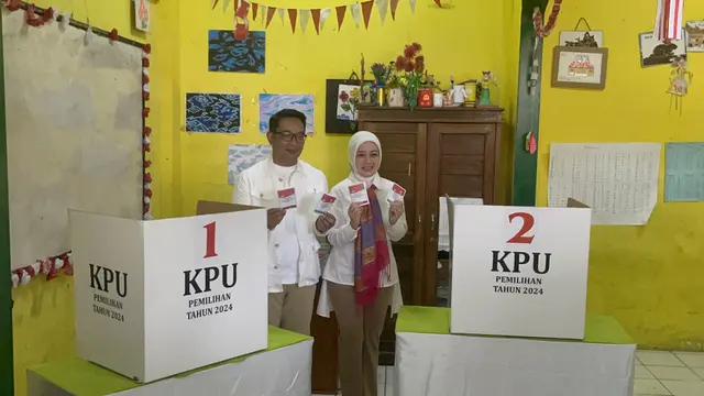 Calon gubernur Jakarta nomor urut 1 Ridwan Kamil (RK) bersama istri, Atalia Praratya, mencoblos di tempat pemungutan suara (TPS) 23 Jalan Rancabulan II, Ciumbuleuit, Kecamatan Cidadap, Kota Bandung, Jawa Barat, Rabu (27/11/2024).