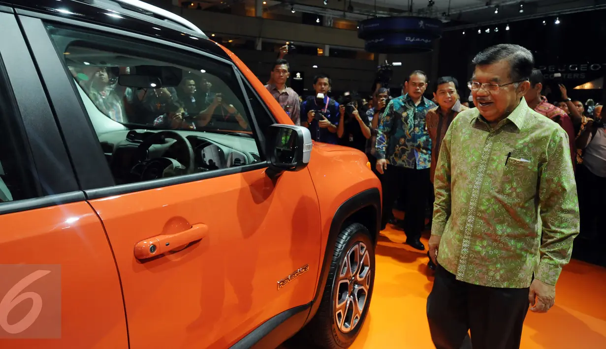 Wakil Presiden Jusuf Kalla melihat salah satu mobil yang dipajang dalam Pameran Indonesia Internasional Motor Show 2015 di JI Expo Kemayoran, Jakarta, Rabu (19/8/2015). Sekitar 50 merek kendaraan ikut dalam pameran ini. (Liputan6.com/Helmi Fithriansyah) 