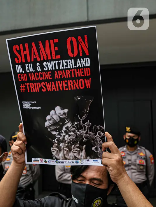 Tabur bunga massa gabungan organisasi masyarakat sipil Koalisi Gerak Lawan saat demo di Kedutaan Besar Swiss, Jakarta, Selasa (30/11/2021). Menurut mereka, kehadiran WTO bukan melahirkan solusi atas problematika rakyat di negara berkembang. (Liputan6.com/Faizal Fanani)