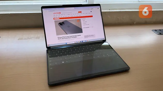 <p>Layar Lenovo Yoga Book 9i bisa difungsikan untuk menjadi keyboard virtual.   (Liputan6.com/ Agustinus Mario Damar)</p>