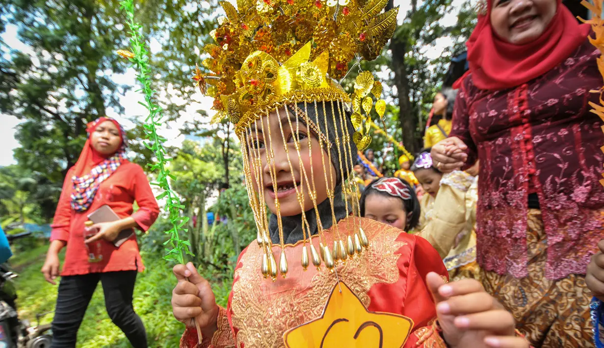 Seorang Murid TK memakai pakain khas daerah saat berpawai di kawasan Kuningan, Jakarta, Selasa (21/4/2015). Kegiatan diikuti 70 an anak kurang mampu dalam rangka peringatan Hari Kartini. (Liputan6.com/Faizal Fanani)