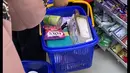 Masih dalam video singkat yang dibagikan, Tya Ariestya juga mengajak anak-anak tersebut belanja ke mini market yang ada di sebrang tempat acara. [Instagram/tya_ariestya]