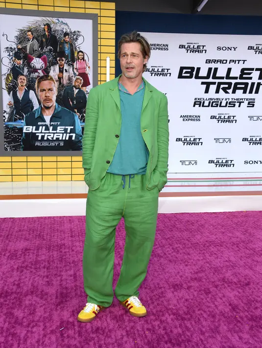 <p>Brad Pitt saat menghadiri pemutaran perdana film Bullet Train di Regency Village Theatre, Los Angeles, California, Amerika Serikat, 1 Agustus 2022. Aktor berusia 58 tahun ini menata rambut pirangnya ke belakang dan tersenyum lebar. (Jon Kopaloff/Getty Images/AFP)</p>