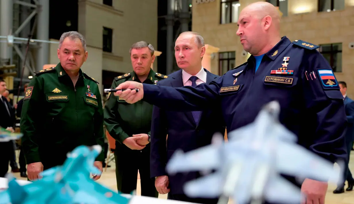 Presiden Rusia Vladimir Putin (kedua kanan) mendengarkan Komandan Angkatan Udara Rusia Sergei Surovkin (kanan) saat mengunjungi sebuah pameran di markas militer Rusia di Moskow (30/1). (Mikhail Klimentyev, Sputnik, Kremlin Pool/AP)