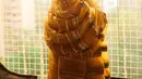 Alia Bhatt tampil dengan saree warna kuning dengan inner spaghetti strap dipadukan selendang yang dihiasi payet. Senada dengan warna roknya. [@aliaabhatt]