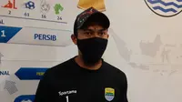 Kiper Persib Bandung, Deden Natshir. (Bola.com/Erwin Snaz)