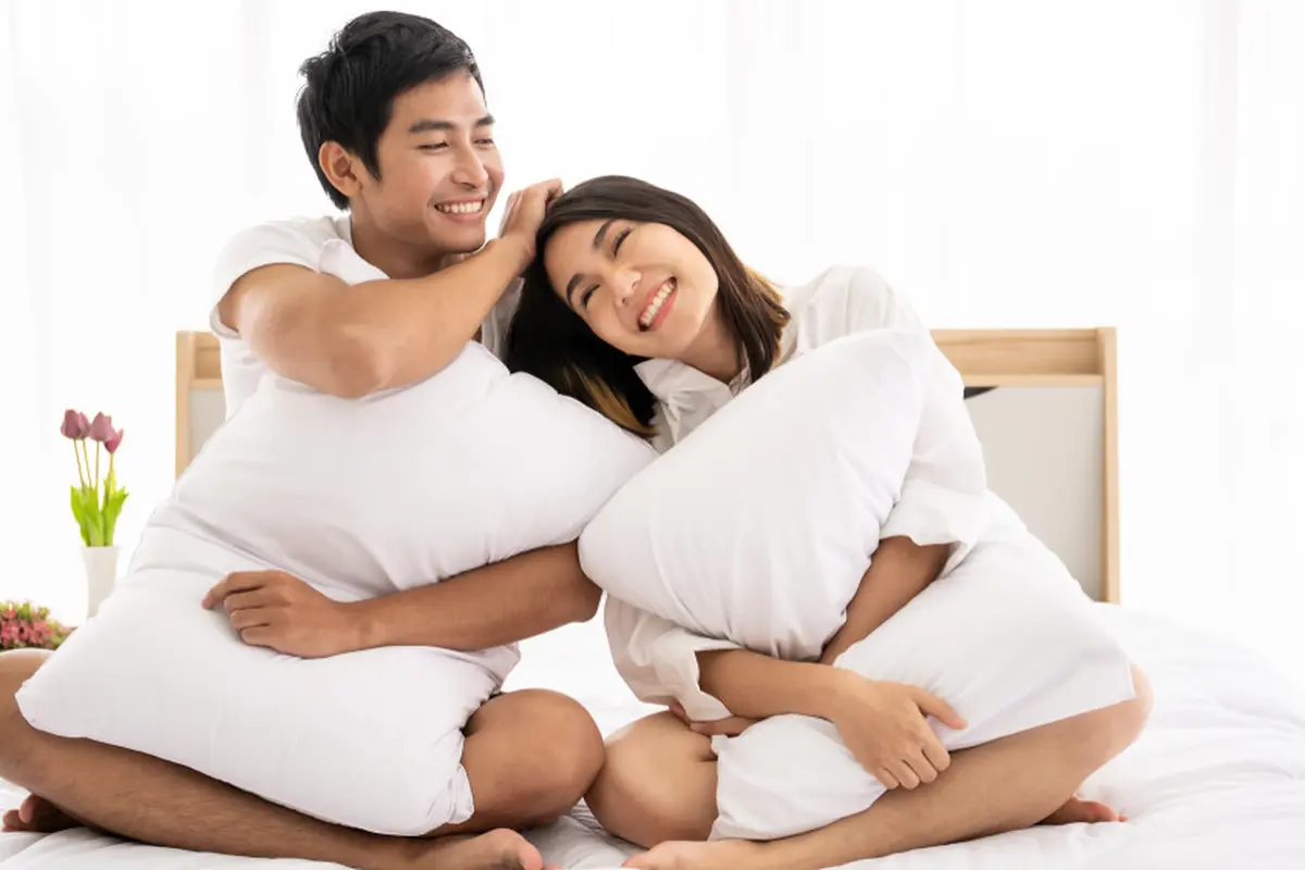couple di kamar intim