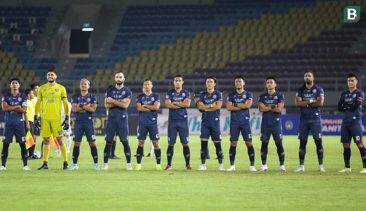 Arema FC tengah mempertahankan posisinya di puncak klasemen Liga 1 2021/2022. Namun, ada pemandangan yang aneh saat laga imbang kontra PSIS Semarang. Terhitung ada 6 pemain andalan mereka yang mendadak hilang dari starting eleven mereka. (Bola.com/Bagaskara Lazuardi)