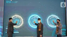 Staff Ahli Gubernur Aceh Bidang Perekonomian Keuangan dan Pembangunan Iskandar Syukri, Wali Nanggore Aceh Paduka Yang Mulia Tengku Malik Mahmud Al Haythar dan Direktur Utama Bank Syariah Indonesia (BSI) Hery Gunardi saat meresmikan UMKM Centre di Banda Aceh, Rabu (29/12/2021). (Liputan6.com/HO/BSI)
