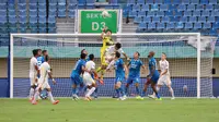 Kiper Persib Bandung, Kevin Mendoza (tengah atas) berusaha meninju bola dalam sebuah kemelut saat menghadapi Persija Jakarta pada laga pekan ke-28 BRI Liga 1 2023/2024 di Stadion Si Jalak Harupat, Soreang, Kabupaten Bandung, Sabtu (9/3/2024). (Bola.com/M Iqbal Ichsan)