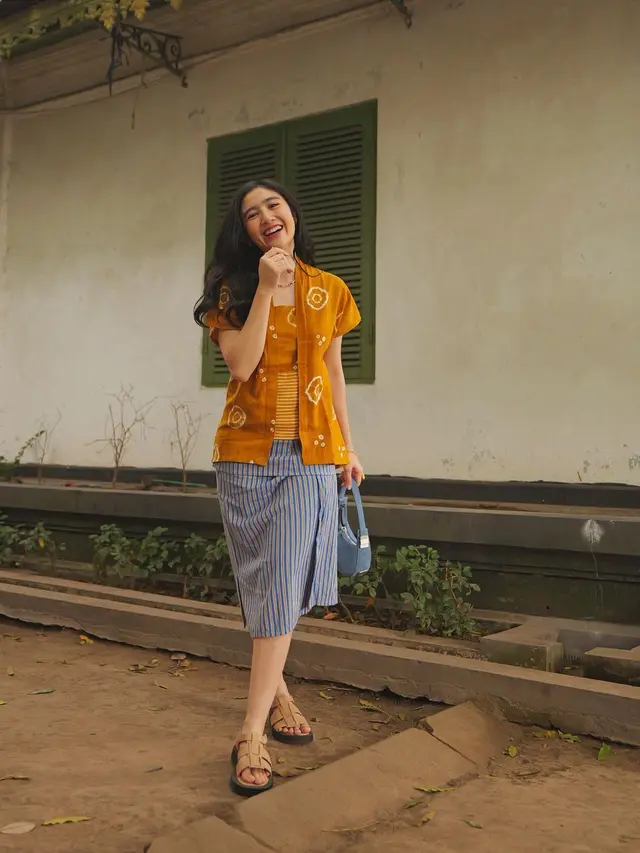 6 Gaya Febby Rastanty Berkain dan Berkebaya, Stylish untuk Sehari-hari