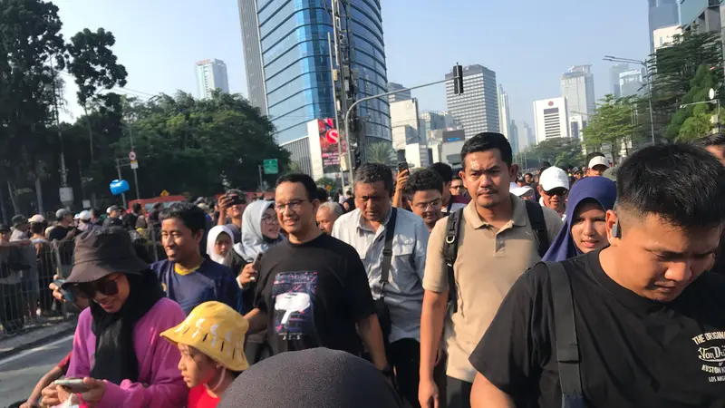 Mantan Gubernur DKI Jakarta Anies Baswedan bertemu dengan politikus Golkar Jusuf Hamka saat di kegiatan CFD Jakarta, Minggu (4/8/2024)