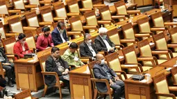 Sejumlah anggota DPR mengikut rapat Paripurna DPR Ke-8 Masa Persidangan I Tahun Sidang 2022-2023 di Kompleks Parlemen, Senayan, Jakarta, Selasa (4/10/2022). Rapat juga menerima Ikhtisar Hasil Pemeriksaan Semester (IHPS) I Tahun 2022 beserta Laporan Hasil Pemeriksaan (LHP) Semester I Tahun 2022 oleh BPK dan mendengarkan pidato Ketua DPR pada penutupan masa persidangan I tahun sidang 2022-2023. (Liputan6.com/Angga Yuniar)